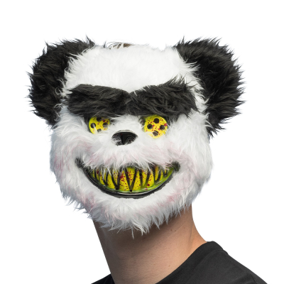 Un homme porte un masque de panda d'horreur en peluche avec un rictus effrayant aux dents jaunes pointues, des yeux jaunes à boutons avec des éclaboussures de sang et une fourrure ensanglantée, comme accessoire pour un terrifiant costume d'Halloween ou de