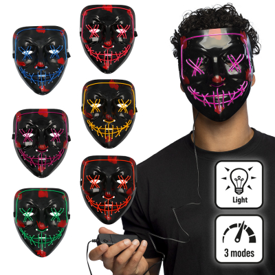 Un homme porte un masque LED Halloween effrayant avec 3 modes d'éclairage différents contrôlables par télécommande, disponible en 6 couleurs différentes : vert, rose, violet, jaune, rouge et bleu.