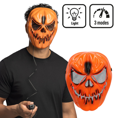 Ein Mann trägt eine Horror-Kürbismaske mit LED-Licht in 3 verschiedenen Modi. Die Maske kann mit einer Fernbedienung eingestellt werden.