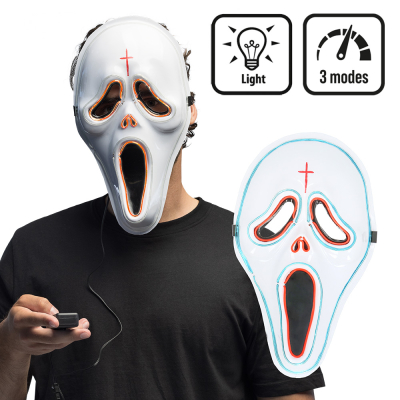 Ein Mann trägt eine LED-Geistermaske mit 3 verschiedenen Lichtmodi und hält eine Fernbedienung in der Hand, um die Modi der Maske einzustellen.