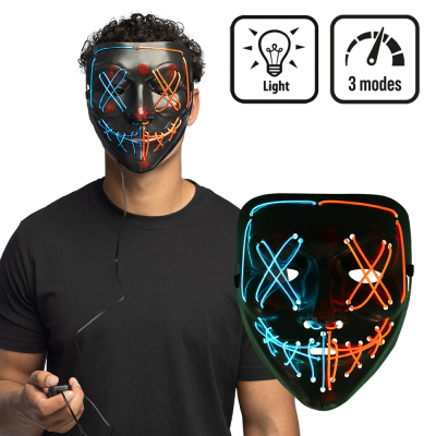 Ein Mann trägt eine LED-Maske mit einem gruseligen Lächeln und schielenden Augen in den Farben Orange und Blau. Die Lichter haben 3 Leuchtmodi, die mit einer Fernbedienung gesteuert werden können.