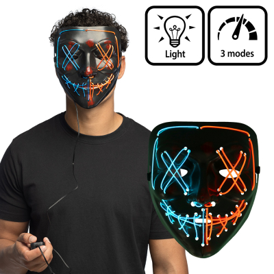 Ein Mann trägt eine LED-Maske mit einem gruseligen Lächeln und schielenden Augen in den Farben Orange und Blau. Die Lichter haben 3 Leuchtmodi, die mit einer Fernbedienung gesteuert werden können.