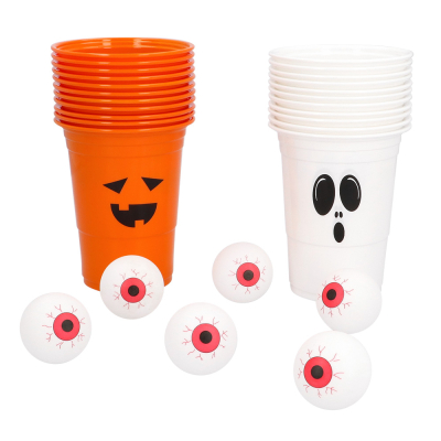 Een Halloween beer pong drankspel set met oranje bekers met pompoen print, witte bekers met spook print en 6 balletjes die eruit zien als ogen.