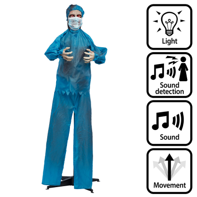 Staande halloweendecoratie van een horror dokter in een bloederig blauw chirurgen outfit en rode oplichtende ogen, die ook geluiden en bewegingen maakt.