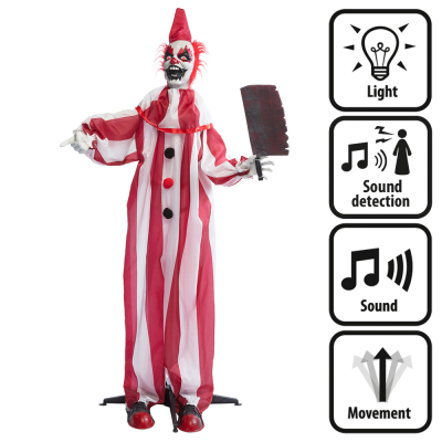 Een staande horror clown Halloween decoratie met een rood en wit gestreept pak aan en hakmes in zijn hand, dat door geluid geactiveerd wordt en griezelige geluiden en bewegingen maakt en oplichtende rode ogen heeft.