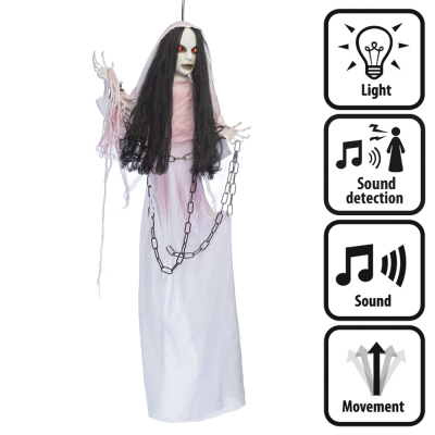 Une décoration animée suspendue pour Halloween représentant une mariée fantôme avec de longs cheveux noirs, une robe blanche et des chaînes aux bras, qui est activée par le son, a des yeux rouges brillants et émet des sons et des mouvements qui donnent la