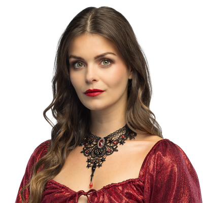 Eine Frau trägt eine schwarze Spitzenhalskette mit roten und schwarzen Glitzersteinen in verschiedenen Größen als Accessoire für ein Halloween-Kostüm als Hexe oder Vampir.