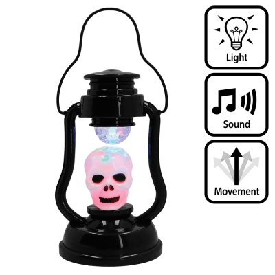 Decoratieve zwarte halloween lantaarn met klein oplichtend doodshoofd in het midden met erboven een kleine draaiende halve discobal.