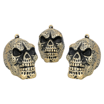 Een set van 3 kleine plastic decoratie schedels in een glimmende gouden kleur.