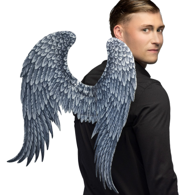 Mann trägt graue Engelsflügel aus Polyester als Accessoire für ein Halloweenkostüm.