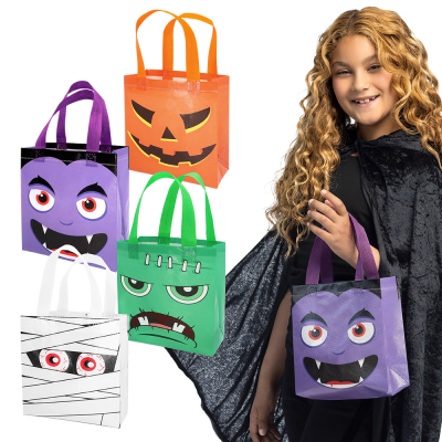 Une jeune fille est vêtue d'une cape noire pour Halloween et tient un sac à bonbons violet avec un joli motif de vampire. On voit également des sacs à friandises de toutes sortes : citrouille orange, vampire violet, monstre vert et momie blanche.