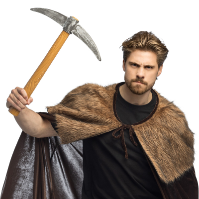 Ein Mann trägt einen Wikingerumhang mit Kunstpelzkragen und hält eine gefälschte Spitzhacke mit Holzdetails in der Hand, um seinen harten Look zu vervollständigen.