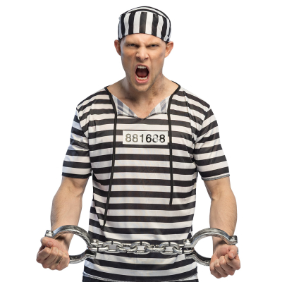 Ein Mann ist als Gefangener gekleidet und hat eine große Silberkette um seine Handgelenke, um sein Kostüm zu vervollständigen.