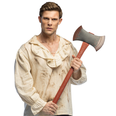 Een man is verkleed in een middeleeuwse witte blouse en houdt in zijn handen een nepbijl vast voor een stoere look.
