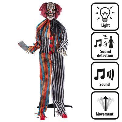 Een levensgrote, staande halloweendecoratie van een enge horror clown met streepjes clownkostuum, rood haar en een griezelig wit gezicht met angstaanjagende glimlach en in een hand een mes. De pop maakt enge geluiden, bewegingen, heeft oplichtende ogen en