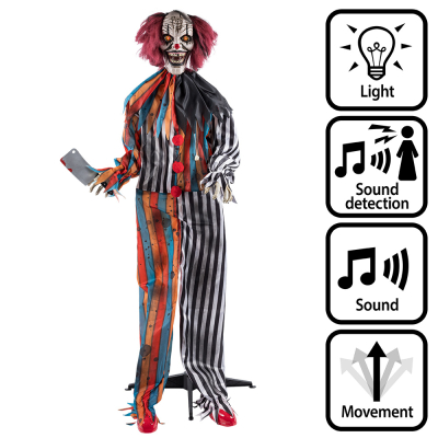 Eine lebensgroße, stehende Halloween-Dekoration eines gruseligen Horror-Clowns mit gestreiftem Clownskostüm, roten Haaren und einem gruseligen weißen Gesicht mit furchterregendem Lächeln und einem Messer in einer Hand. Die Puppe macht gruselige Geräusche,