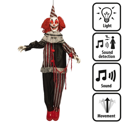 Een hangede halloweendecoratie van een griezelige horror clown in een rood, zwart gestreepte outfit, angstaanjagend wit gezicht met enge glimlach en oplichtende rode ogen.