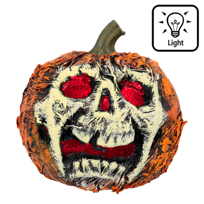 Décoration d'Halloween d'une citrouille avec un visage effrayant et une lumière à l'intérieur pour donner l'impression que les yeux et la bouche s'illuminent en rouge.