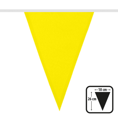 Geel polyester vlaggetje als onderdeel van een vlaggenlijn.