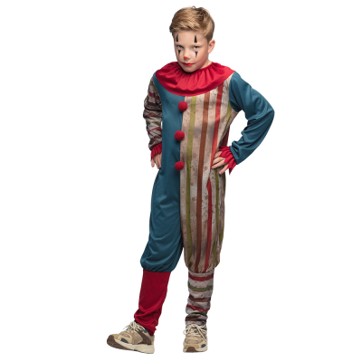 Een jongetje is geschminkt als een clown en draagt een horror clown halloweenkostuum dat bestaat uit een 'versleten' jumpsuit met strepen, vlekken, lange mouwen en rode bollen als decoratie.