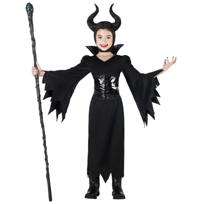 Een meisje draagt een boze koningin halloweenkostuum met een lange zwarte jurk, een hoofddeksel met hoorns en een korset om de look compleet te maken.