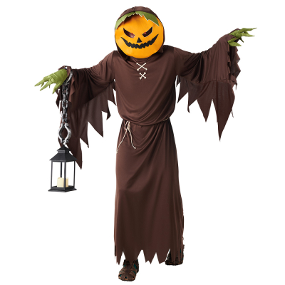 Un homme porte un effrayant costume d'Halloween en citrouille maléfique, composé d'une longue robe brune à manches longues et larges, d'une ceinture en forme de corde, de gants verts et d'un masque en forme de citrouille.
