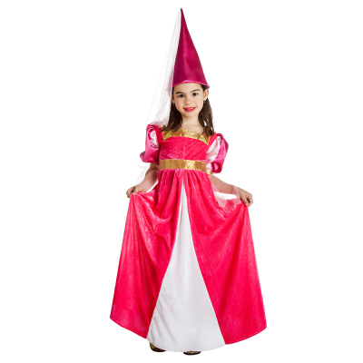 Ein Mädchen trägt ein Prinzessinnenkostüm mit einem langen rosa Kleid mit goldenen Details und einem passenden rosa Hut.