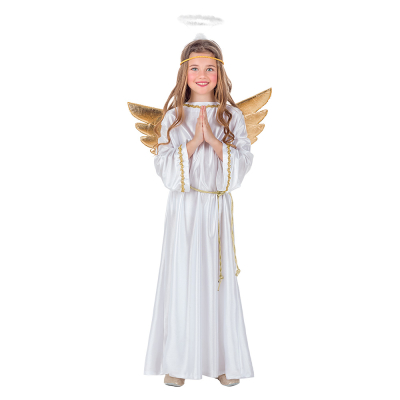 Ein Mädchen trägt ein Engelskostüm mit einem langen weißen Kleid, einem goldenen Gürtel, einem goldenen Stirnband, goldenen Flügeln und einem passenden weißen Diadem mit Heiligenschein.