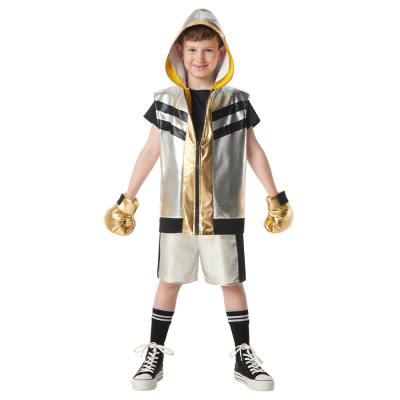 Ein Junge trägt ein knallhartes Boxerkostüm mit kurzer silberner Hose, passender silberner Weste ohne Ärmel und Kapuze und Boxhandschuhen, um den Look zu vervollständigen.
