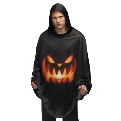 Un homme porte un poncho noir d'Halloween avec une capuche et un imprimé orange de citrouille effrayante, comme tenue pour une fête d'Halloween ou une soirée de chasse aux bonbons.