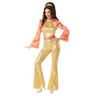 Een vrouw draagt een 70's/80's stijl discokostuum met een gouden, glimmende jumpsuit, een bolero met lange mouwen en retro print, een riem en bijpassende hoofdband.