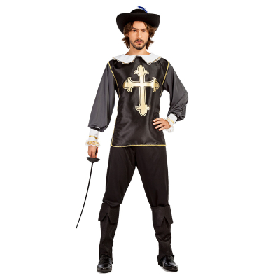 L'homme porte un costume de mousquetaire noir avec des détails dorés, composé d'un pantalon long, d'une chemise à manches longues et de jambières noires. Parfait pour le carnaval, le cosplay ou les fêtes à thème.
