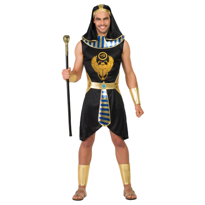 Tiener jongen draagt een egyptisch farao kostuum met zwarte gewaad met gouden details en kever print inclusief bijpassende accessoires zoals een zwart met gouden hoofdtooi, blauw/goud gestreepte kraag, riem en gouden arm- en beenbeschermers. Perfect voor 
