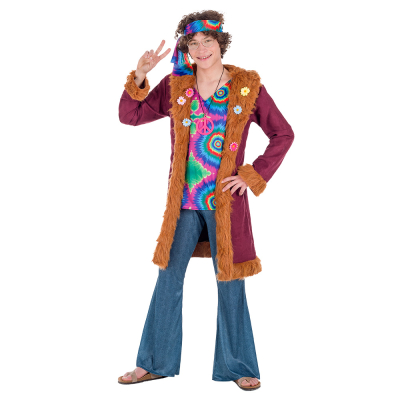Een man draagt een hippiekostuum met een lange wijde broek, een shirt met flower power tie-dye print, een bijpassende tie-dye hoofdband en een lange jas met nepbont kraag.