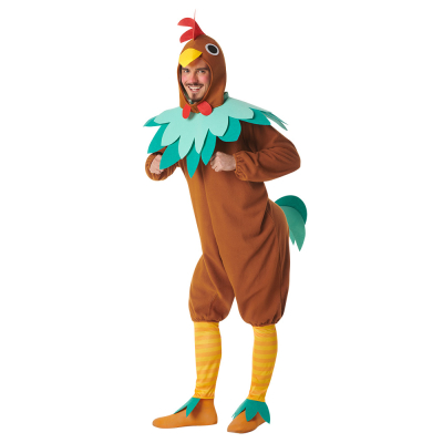 Ein Mann ist als lustiges Huhn gekleidet, mit einem Plüschoverall, einer Kapuze mit Hühnergesicht, einem Kragen und Beinlingen für den kompletten lustigen Look.