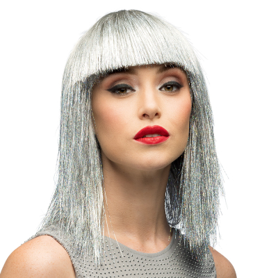La femme porte une perruque à paillettes argentées avec un modèle de bob mi-long avec des franges. Parfait comme accessoire pour une fête de la Saint-Sylvestre, un carnaval, une soirée déguisée ou un cosplay.
