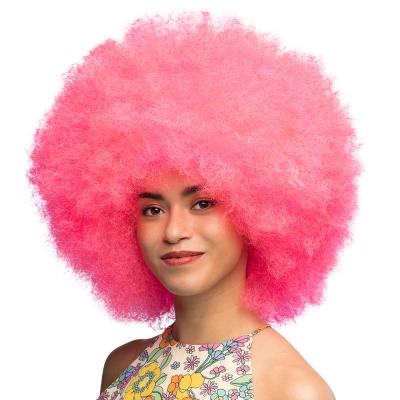 La femme porte une grande perruque afro rose fluo comme accessoire pour une fête sur le thème des néons, une fête sur le thème du disco ou un costume de carnaval coloré.