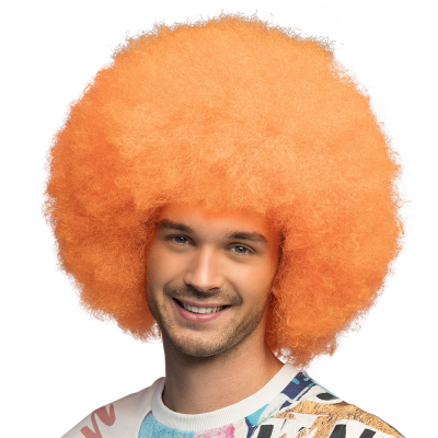Man draagt een grote, volle neon oranje afro pruik als accessoire voor een neon themafeest, disco themafeest of kleurrijk carnaval kostuum.