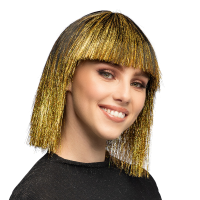 Een vrouw draagt een korte, zwarte bobpruik met glimmende gouden tinsels en een pony.