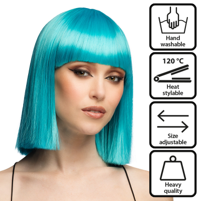 Vrouw met korte turquoise bob pruik met rechte pony � heavy quality pruik, handwasbaar, maat verstelbaar en hittebestendig tot 120�C om te stylen.