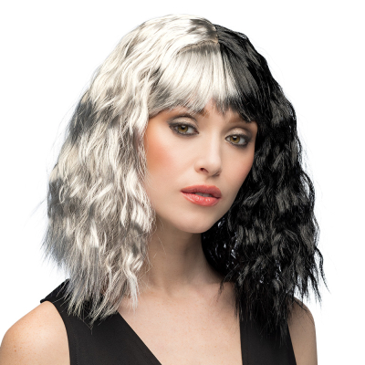 Vrouw met halflange zwart-witte pruik met golvend haar en rechte pony, in Cruella de Vil-stijl.
