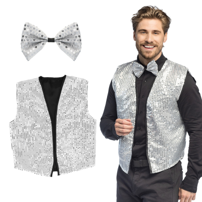 Lachende man met een glanzend zilveren pailletten gilet in maat XL en bijpassende vlinderdas, ideaal voor feestjes, gala�s of carnaval.