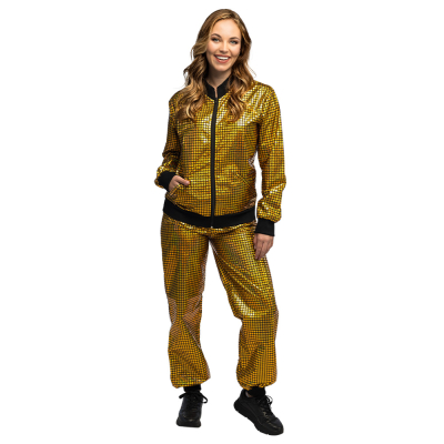 Eine Frau trägt einen goldenen Trainingsanzug im Discostil mit passender langer Hose und Jacke. Die Jacke hat praktische Taschen.
