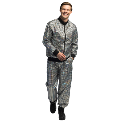 Een man draagt een zilveren disco stijl trainingspak dat bestaat uit een matching lange broek en jasje met handige zakken.