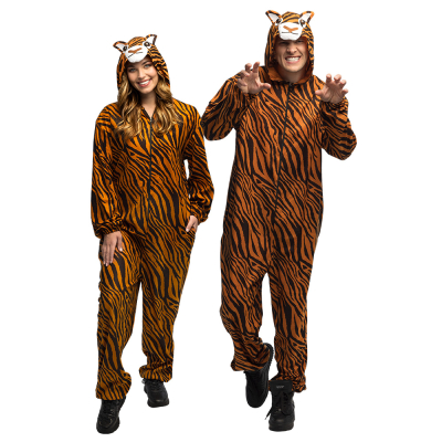 Een man en vrouw dragen een grappig, zacht tijgerkostuum dat bestaat uit een leuke onesie met zakken en een capuchon met oortjes en neus.
