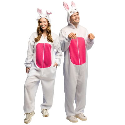 Un homme et une femme portent un joli costume de lapin blanc composé d'une grenouillère souple avec poches et d'une capuche avec de jolies oreilles et un nez de lapin.