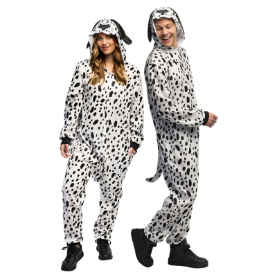 Een man en vrouw dragen een schattig dalmatier kostuum met zachte onesie inclusief handige zakken, een leuk staartje en een capuchon met oortjes en neus.
