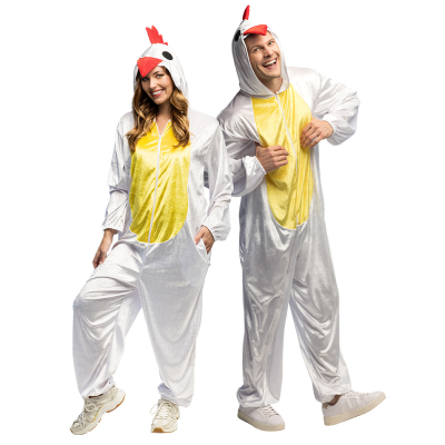 Un homme et une femme portent un drôle de costume de coq blanc composé d'une grenouillère souple avec des poches pratiques et d'une cagoule avec une crête et un bec de coq.