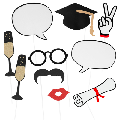 10 photo props voor ee n examenfeest, bestaande uit een afstudeerhoedje,een brillen, champagneglazen, een snor, een diploma, een mond, een hand die het peace teken uitbeeldt en 2 tekstballonnen.