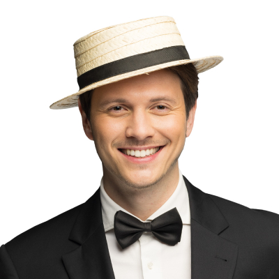 Der Mann trägt einen französischen Chavelier-Strohhut mit schwarzem Band. Perfekt als Accessoire für ein Karnevals- oder Mottoparty-Kostüm.
